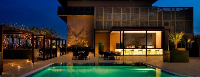 Azure Pool Lounge - Hotel Pullman